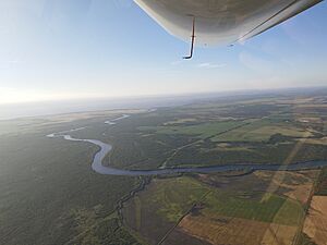 Archivo:Río San Salvador y su desembocadura en el río Uruguay