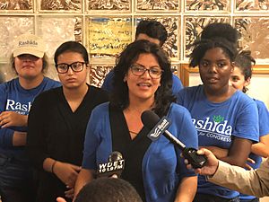 Archivo:Rashida Tlaib is seen at her campaign headquarters in Detroit, Michigan, Aug.7 2018