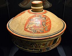 Archivo:Recipient amb tapa amb el déu Itzamnaaj com a au, museu Nacional d'Arqueologia i Etnologia de Guatemala