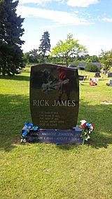 Archivo:Rick James Grave