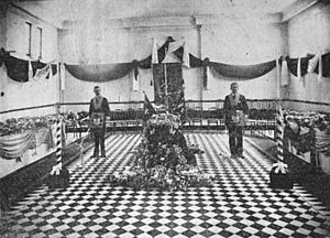 Archivo:StateLibQld 1 73174 Sir Augustus Charles Gregory lying in state, Brisbane, 1905
