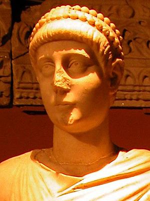 Archivo:Statue of emperor Valentinian II detail