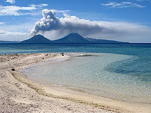 Archivo:Sun, Sea, Sand And Volcano