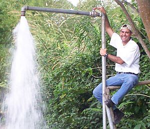 Archivo:Toma hidráulica en el pozo Los Lirios (La Enea, Paracotos)