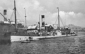 Archivo:U-35 rafted up on Roma