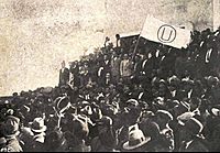 Archivo:UNMSM Manifestación 1930 Bandera FEU