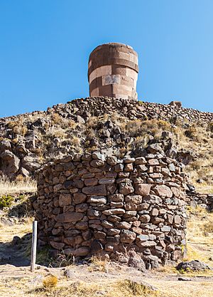 Archivo:Urnas funerarias, Sillustani, Perú, 2015-08-01, DD 85