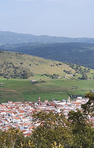 Vista de Almadén de la Plata desde el Cerro El Calvario.jpg