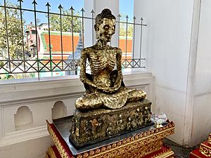 Archivo:Wat Suthat วัดสุทัศน์ - emaciated fasting Buddha