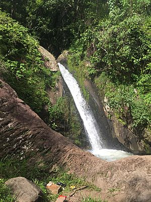Archivo:Waterfall in La Laguna, Chalatenango