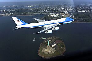 Archivo:Air Force One photo op incident- altered by DoD