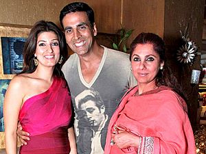 Archivo:Akshay Kumar with family