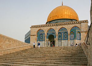Archivo:Al-mawazin next to the Dome of the Rock, Jerusalem8