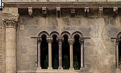 Archivo:Arquillos-cuerpo-superior-fachada-Palacio-Reyes-de-Navarra-Estella