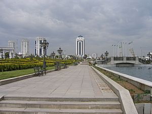 Archivo:Ashgabat city park