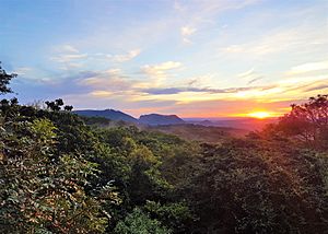 Archivo:Atardecer en la Reserva Mbatoví Paraguay