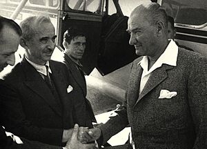 Archivo:Atatürk ve İnönü 16-06-1936