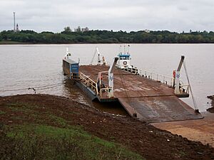 Archivo:Balsa a punto de cruzar el río Uruguay desde Alvear (Argentina) a Itaquí (Brasil)