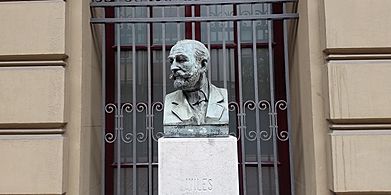 Busto de Armando Palacio Valdés en Avilés