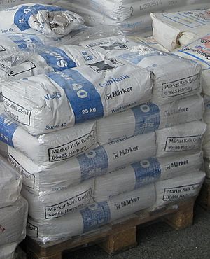 Archivo:Calcium oxide powder-Super 40 packaged in 25 kg bags