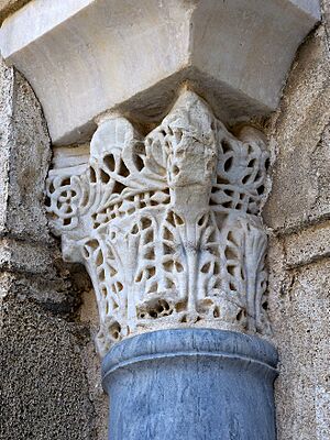 Archivo:Capitel de avispero. Al-Ándalus