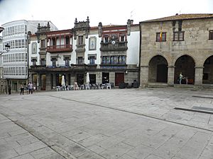 Archivo:Casa Núñez (en el centro). Betanzos, Galicia, España