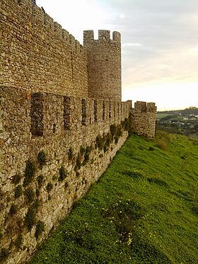 Castelo de Santiago do Cacém - muralha, torre e barbacã.jpg