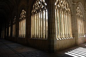 Archivo:Catedral de Segovia - Claustro