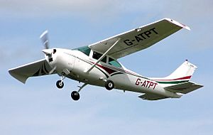 Archivo:Cessna.182j.g-atpt.arp