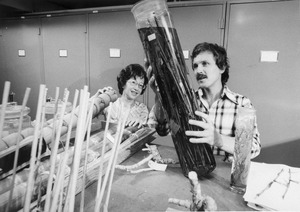 Archivo:Cleofe Calderon and Thomas R. Soderstrom Examining Bamboo Samples, National Museum of Natural History