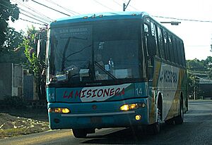 Archivo:Colectivo de La Misionera, a su paso por San Ignacio Guazú