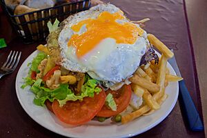 Archivo:El febril chivito al plato... @ Mercosur, UY