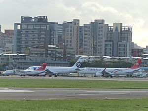 Archivo:Former TransAsia Airways ATR 72-212A B-22823, Airbus A321-231(WL) B-22615 and Former V Air A320-232 B-22316 at Taipei Songshan Airport 20161124