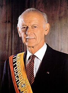 Fotografía oficial de Sixto Alfonso Durán Ballén Cordovez en 10 de agosto de 1992.jpg