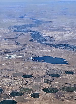 Archivo:Four Corners Power Plant with Chaco San Juan confluence at Shiprock
