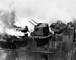 Archivo:Franklins aft twin turret burning, 19 March 1945