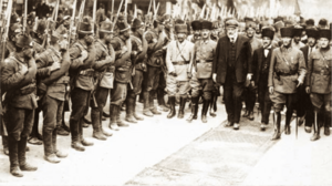 Archivo:Fransız yazar Claude Farrère’in karşılanışı, İzmit, 18 Haziran 1922