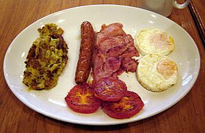 Archivo:Full English breakfast with bubble and squeak, sausage, bacon, grilled tomatoes, and eggs