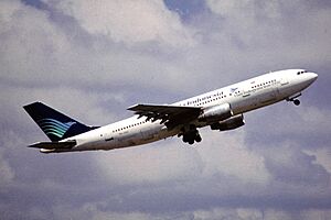 Archivo:Garuda Indonesian Airways Airbus A300B4-220 (PK-GAC 164) (10360074224)