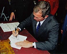 Archivo:George W. Bush in Concord, New Hampshire signing papers for presidential run