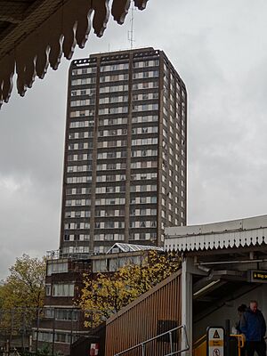 Archivo:Grenfell Tower from Latimer Road Station (8202486240)