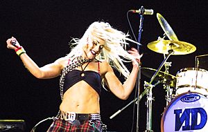 Archivo:Gwen Stefani at Voodoo 2002