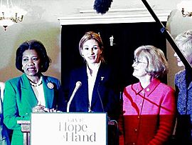 Archivo:Julia Roberts and Judy Biggert at Capitol Hill
