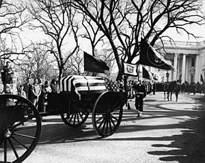 Archivo:Kennedy funeral procession leaves White House, 25 November 1963