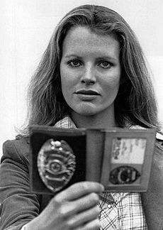 Archivo:Kim Basinger Dog and Cat 1977