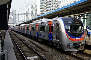 Archivo:Korail Line 1 Gyeongin express train at Guro
