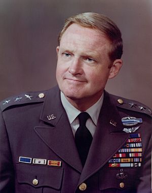 Archivo:Lt General Hal Moore official photo as Deputy Chief of Staff for Personnel