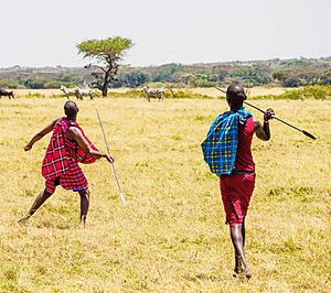 Archivo:Maasai men throwing spears