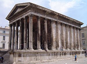 Archivo:Maison carree side