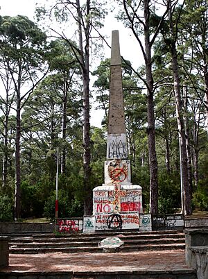 Archivo:Monumento a Franco.Las Raíces.02